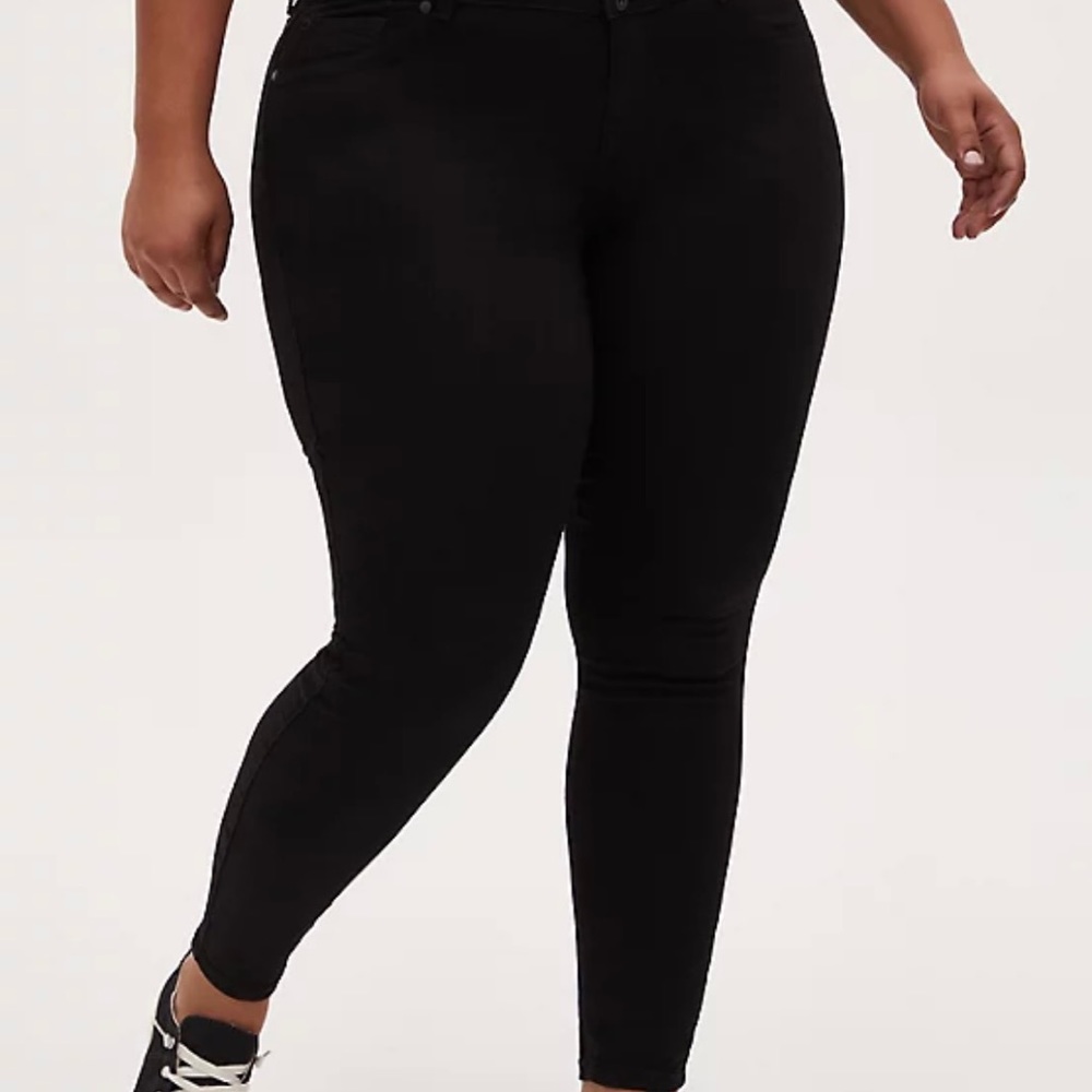 Torrid. Black Denim Jegging. Size 18S. Brand New.